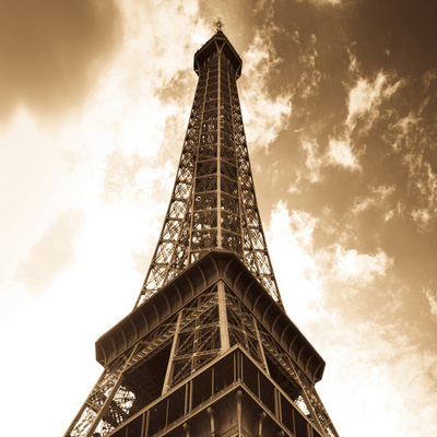 仰望埃菲尔铁塔 一幅装饰画的诗意与象征