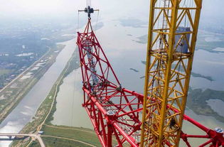 安徽淮河畔274.9米高输电钢管塔成功封顶，电力工程新里程碑